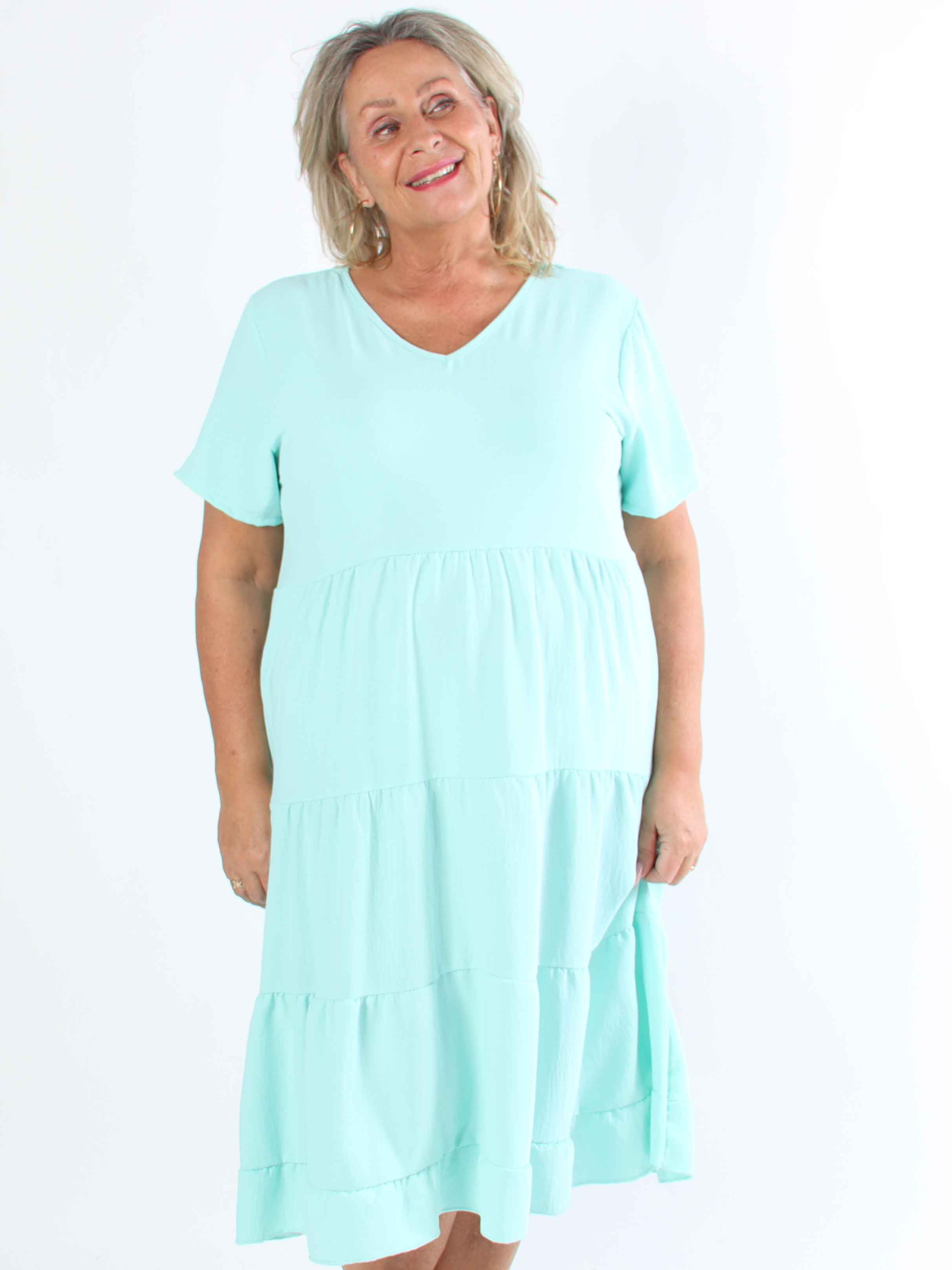 Shayna - Plus size kjole i viskose med broderet detaljer på ryggen